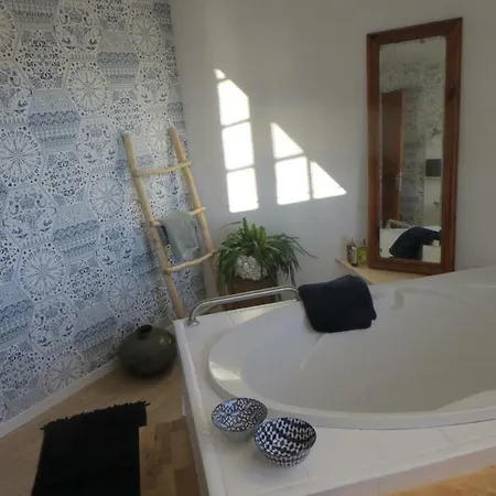 Laclos Des Champs Bed & Breakfast *